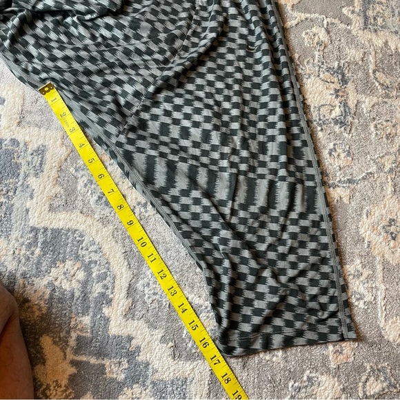 Nike Women's Checkered Capris in Black and Gray - Picture 7 of 7